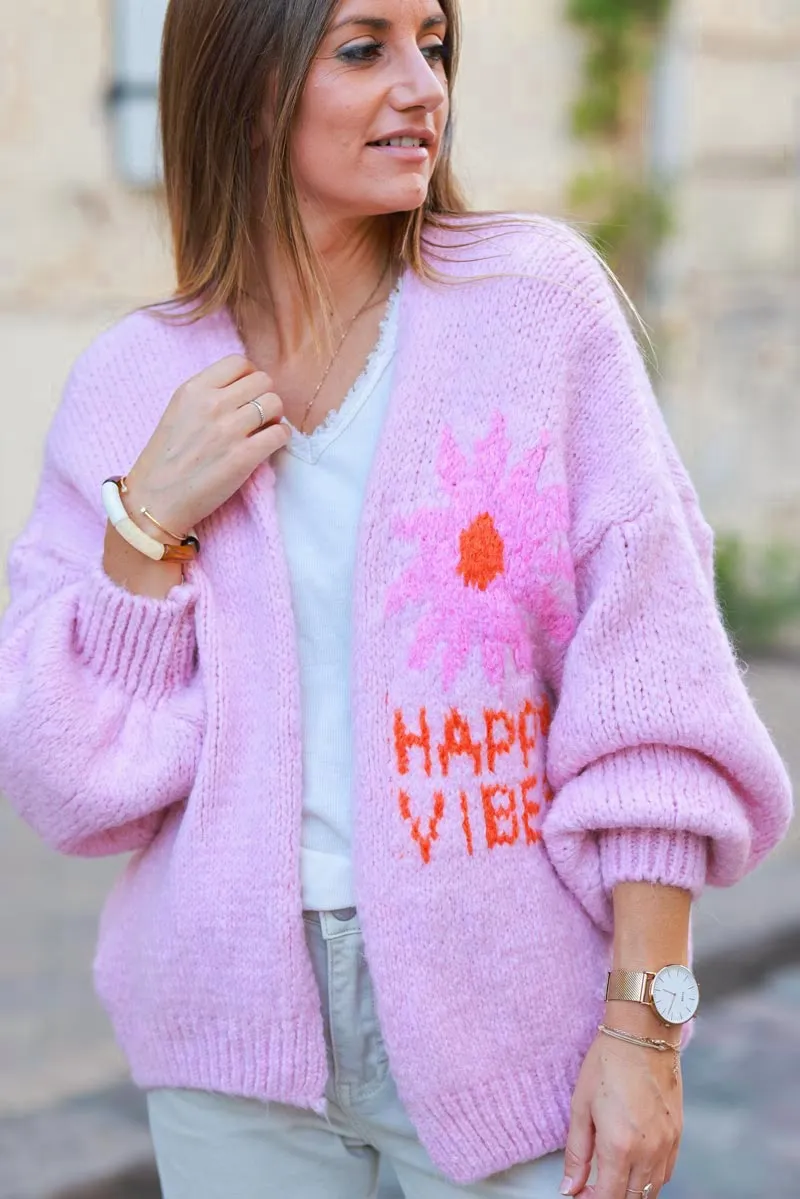 Gilet rose pâle grosse maille manches bouffantes broderie fleurs Happy Vibes