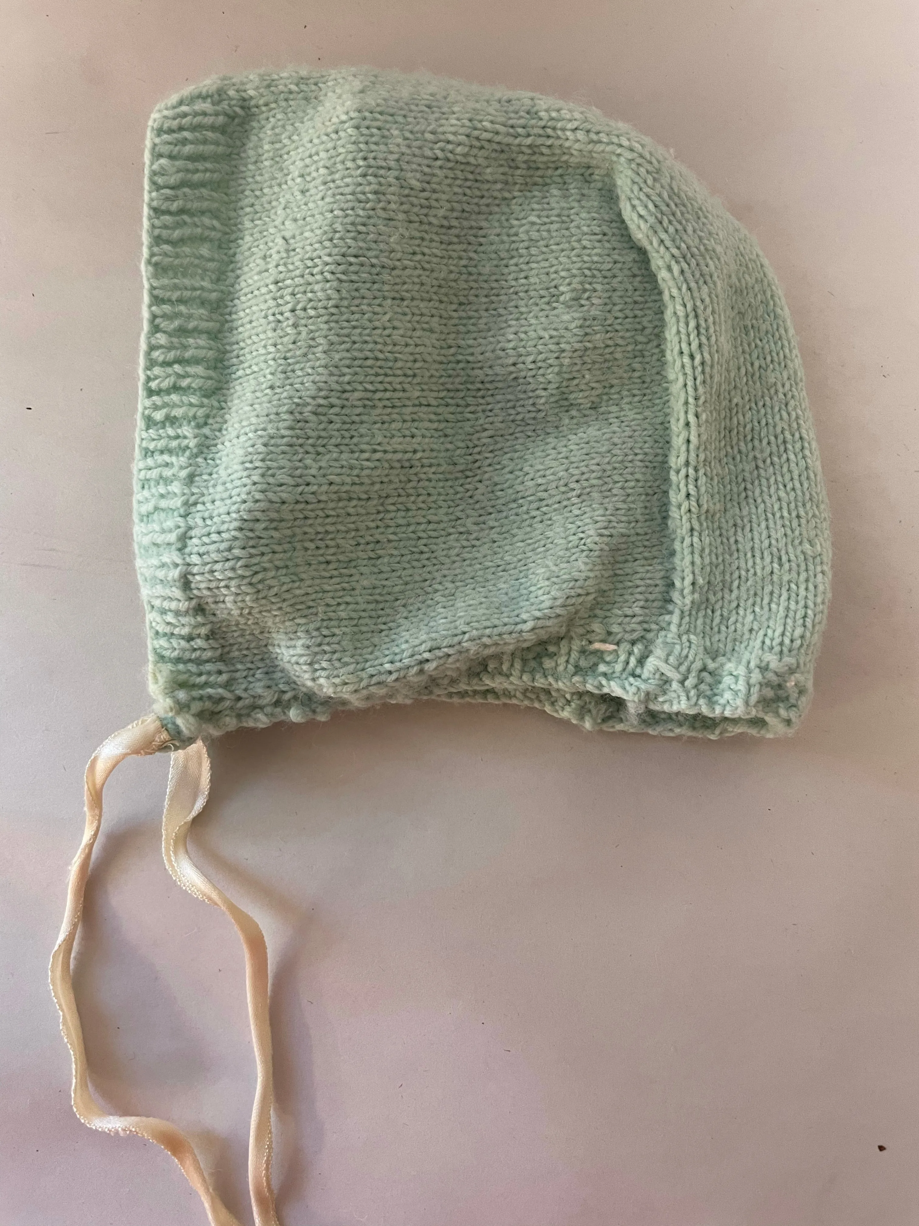 V€€ Vintage 1960s Baby Girls Green Knit Crochet Bonnet Hat Cap Lightweight